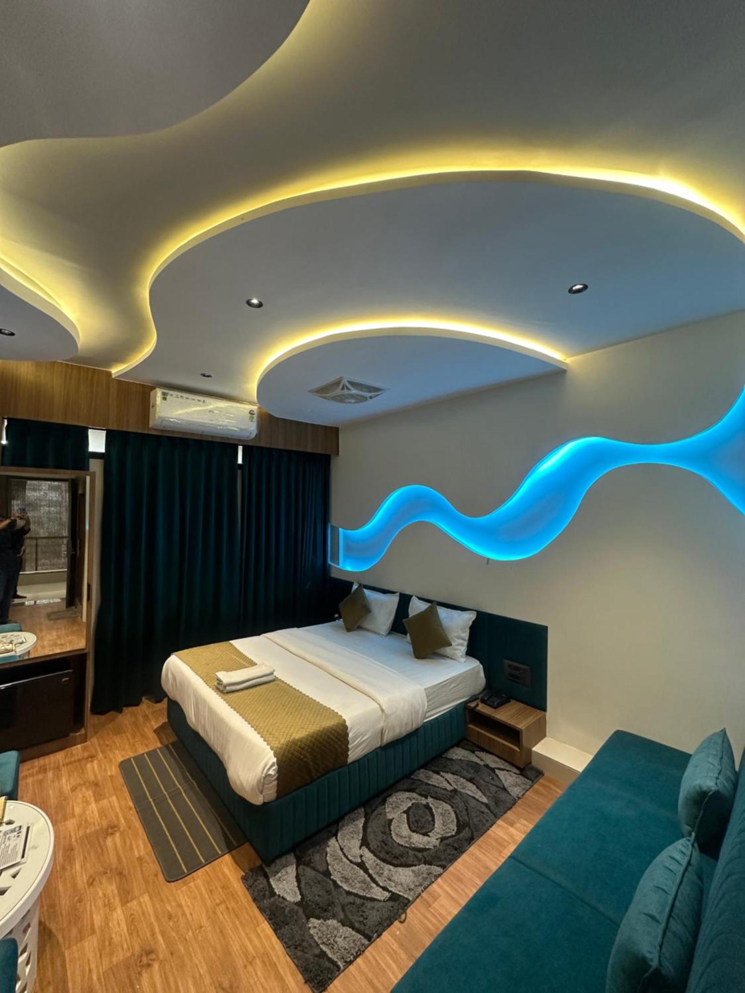 Hotel Victoria Prime Surat Exterior foto