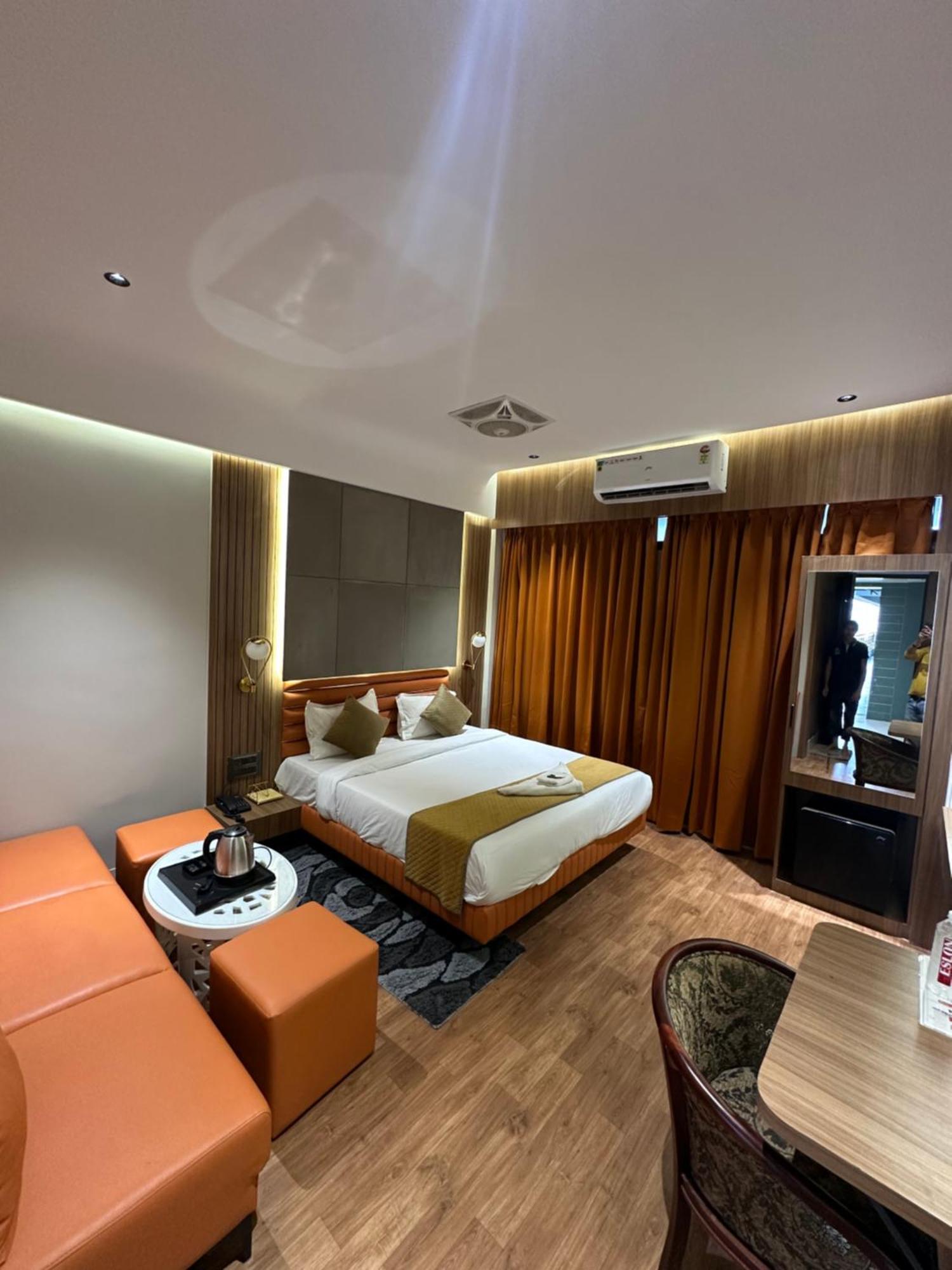 Hotel Victoria Prime Surat Exterior foto